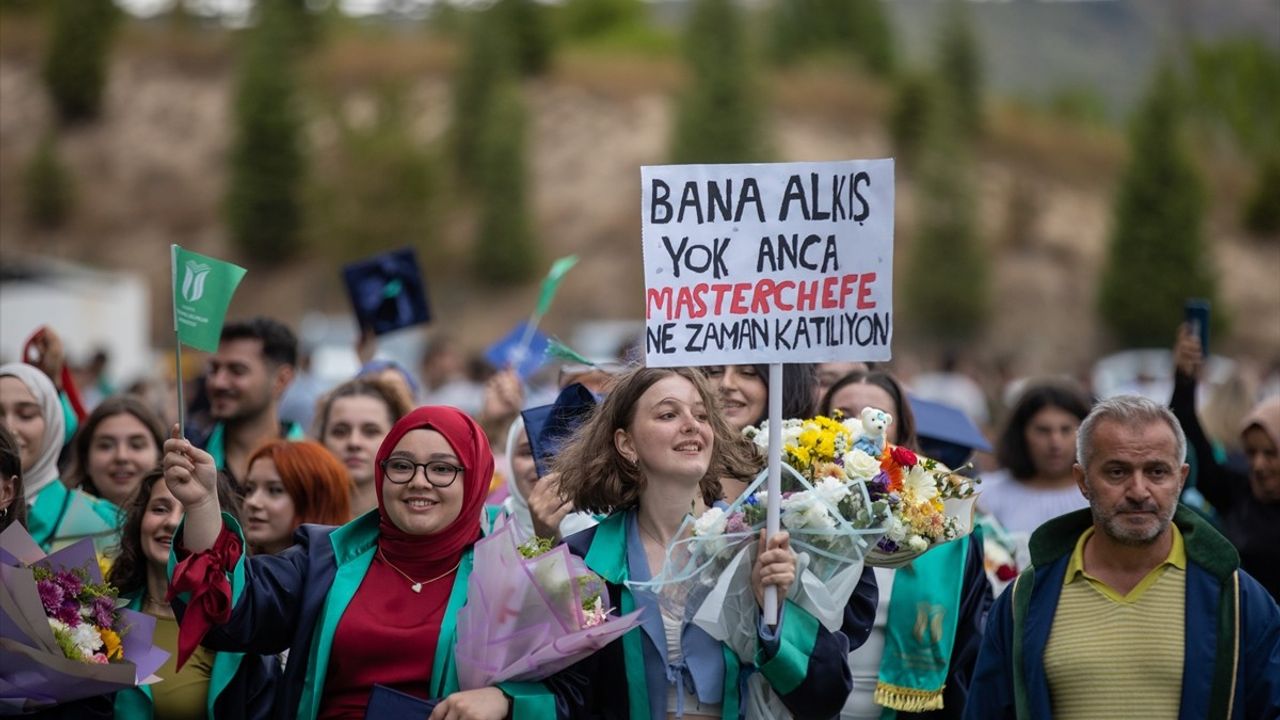 Sakarya Uygulamalı Bilimler Üniversitesi'nde Mezuniyet Coşkusu