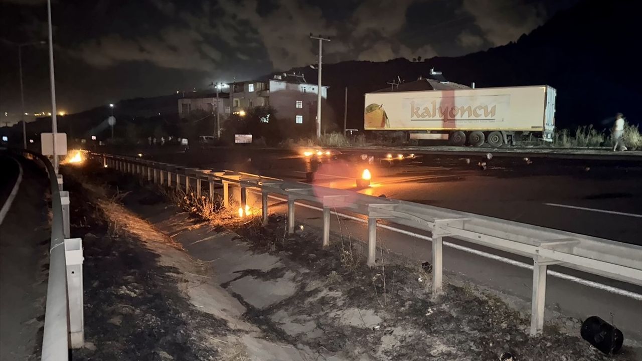 Samsun'da Yangın: Kimyasal Madde ve Boya Yüklü Tır 8 Kilometre Süresince Alev Alev Gitti