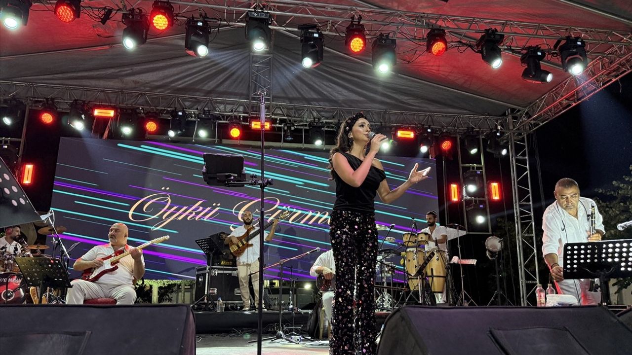 Samsun'daki Yaz Festivalinde Öykü Gürman Coşkusu