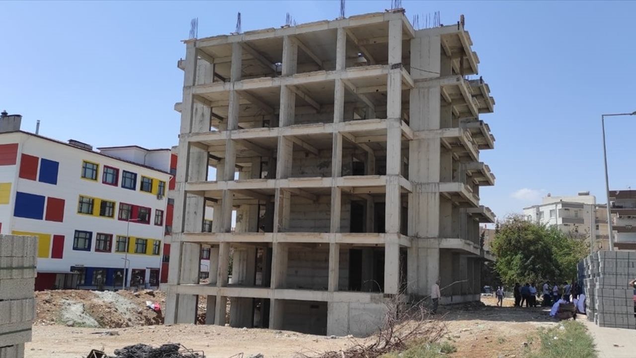 Şanlıurfa'daki Standart Dışı Apartman Yıkıldı