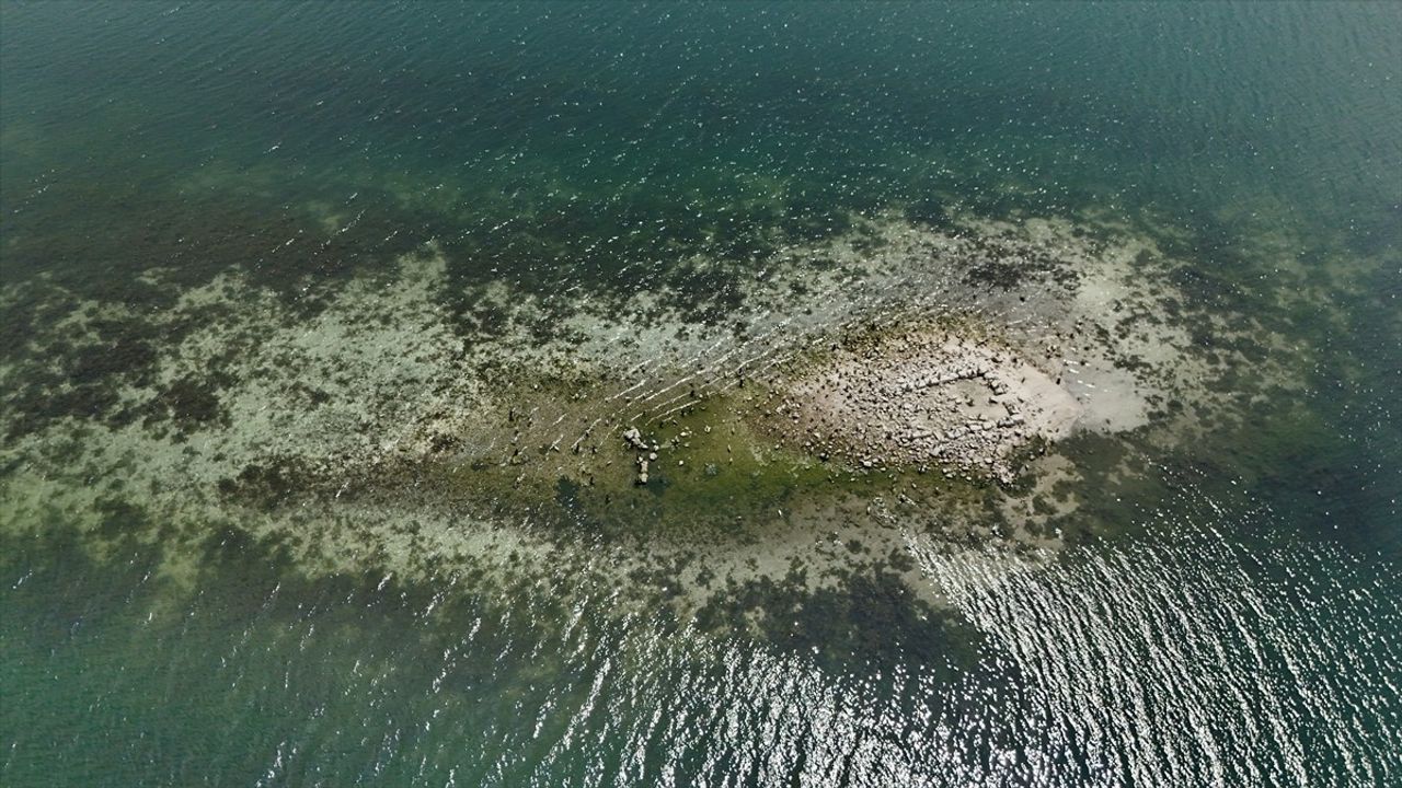 Sapanca Gölü'nde Su Seviyesi Düşerken Gizli Kalıntılar Ortaya Çıktı