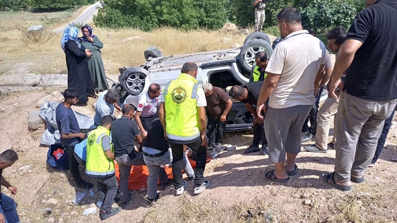 Siirt'te Hafif Ticari Araç Devrildi: 4'ü Ağır 7 Yaralı