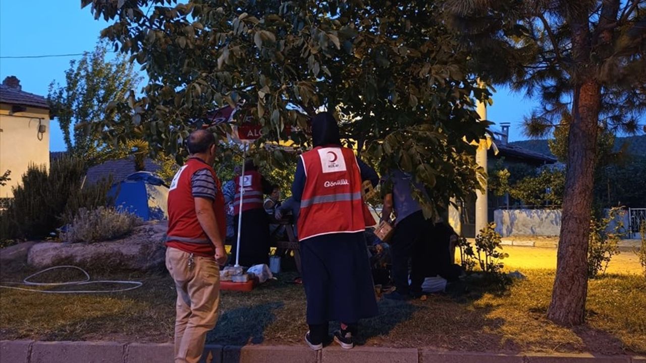 Sındırgı'da Depremzedelere Yardım Eli Uzandı