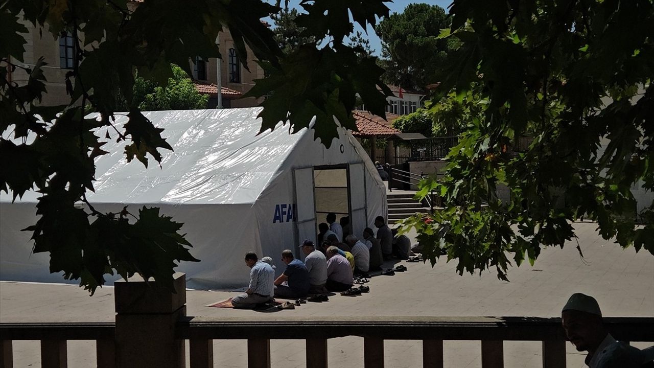 Sındırgı'daki 6,1 Büyüklüğündeki Deprem, Cami Güvenlik Kamerasında Kaydedildi
