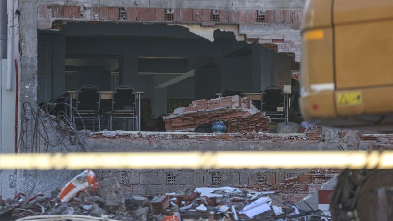 Sındırgı'daki Deprem Sonrası Enkaz Kaldırma Çalışmaları Devam Ediyor
