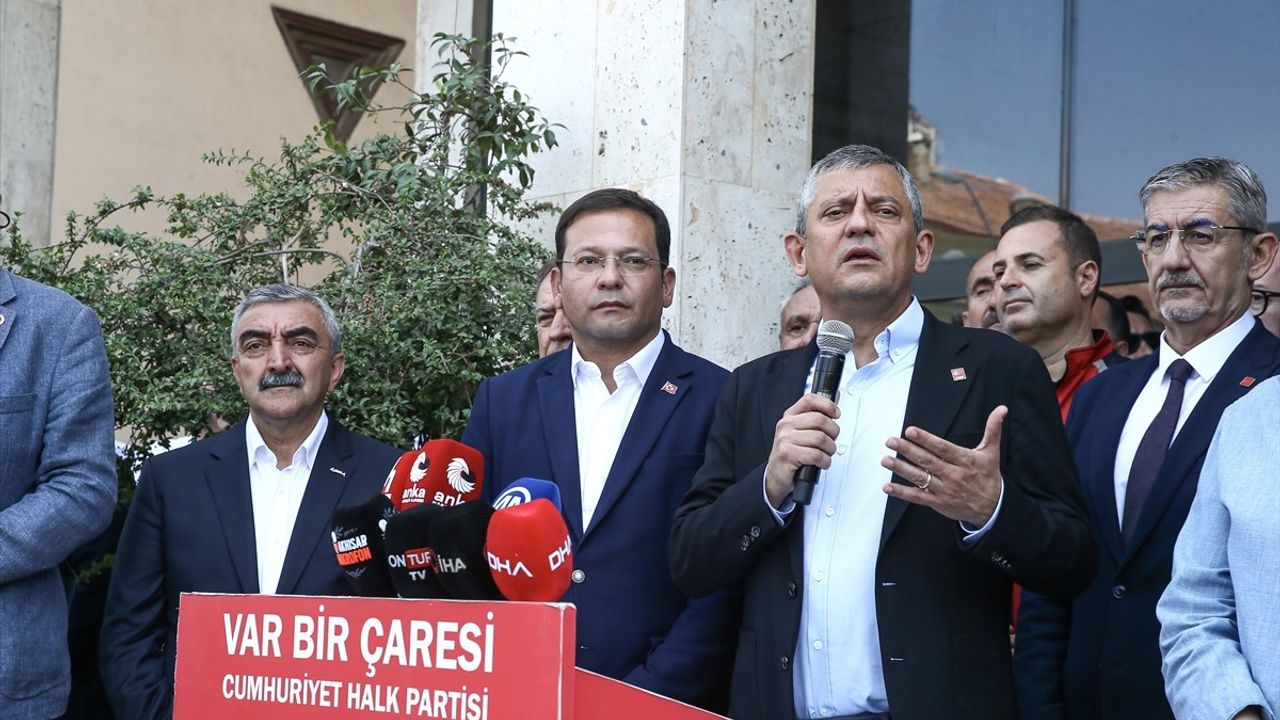 Sındırgı'daki Depremin Ardından CHP Genel Başkanı Özel Açıklamalarda Bulundu