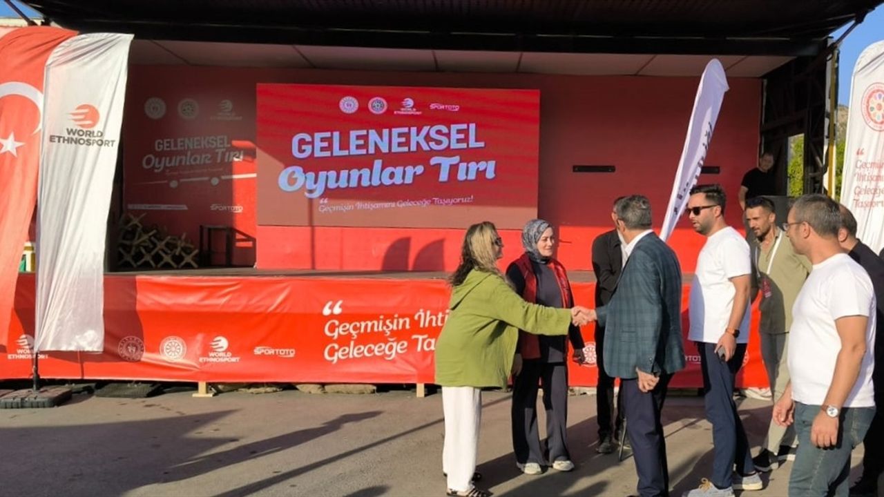 Şırnak'ta Geleneksel Oyunlar Tırı Çocuklarla Buluştu