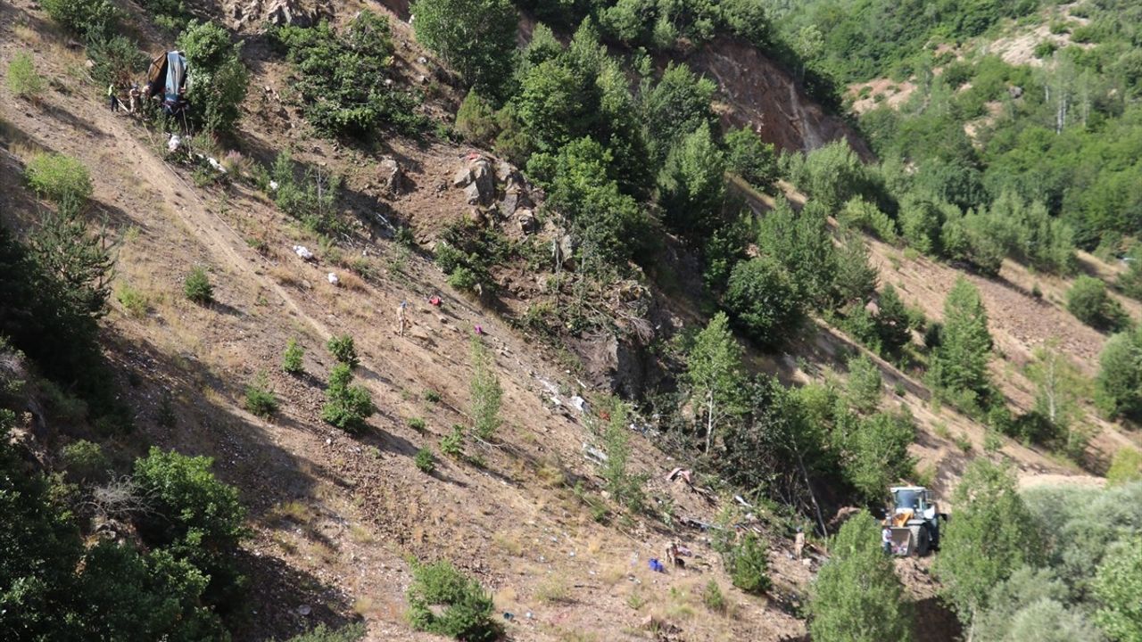 Sivas'ta Fındık İşçilerini Taşıyan Minibüs Uçuruma Yuvarlandı