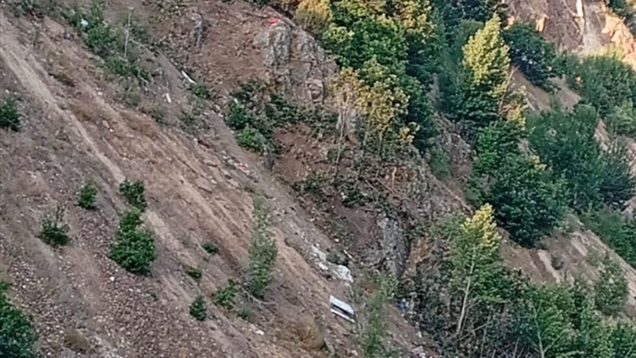 Sivas'ta Fındık İşçilerini Taşıyan Minibüs Uçuruma Yuvarlandı