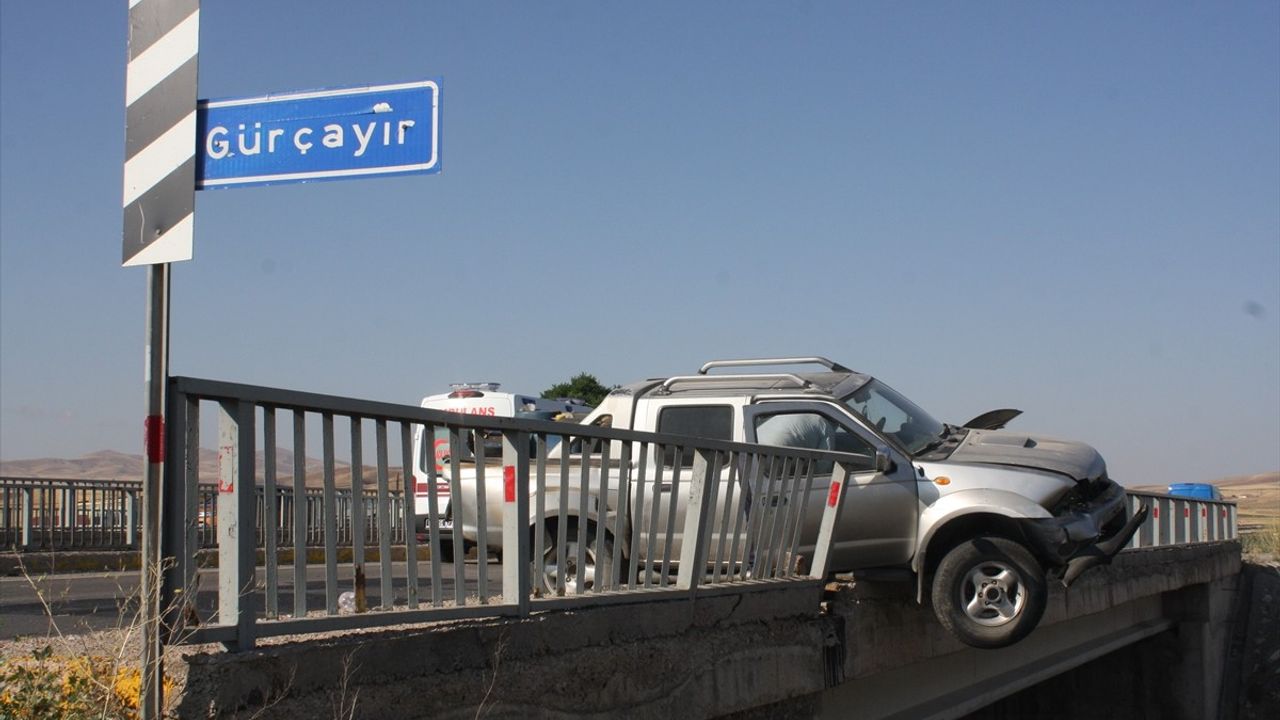 Sivas'ta İki Ayrı Trafik Kazası: 9 Yaralı