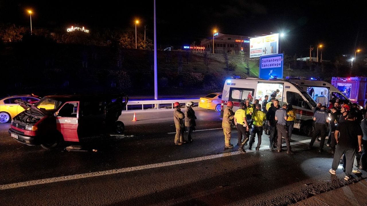 Sultanbeyli'de İki Minibüs Çarpıştı: 9 Yaralı