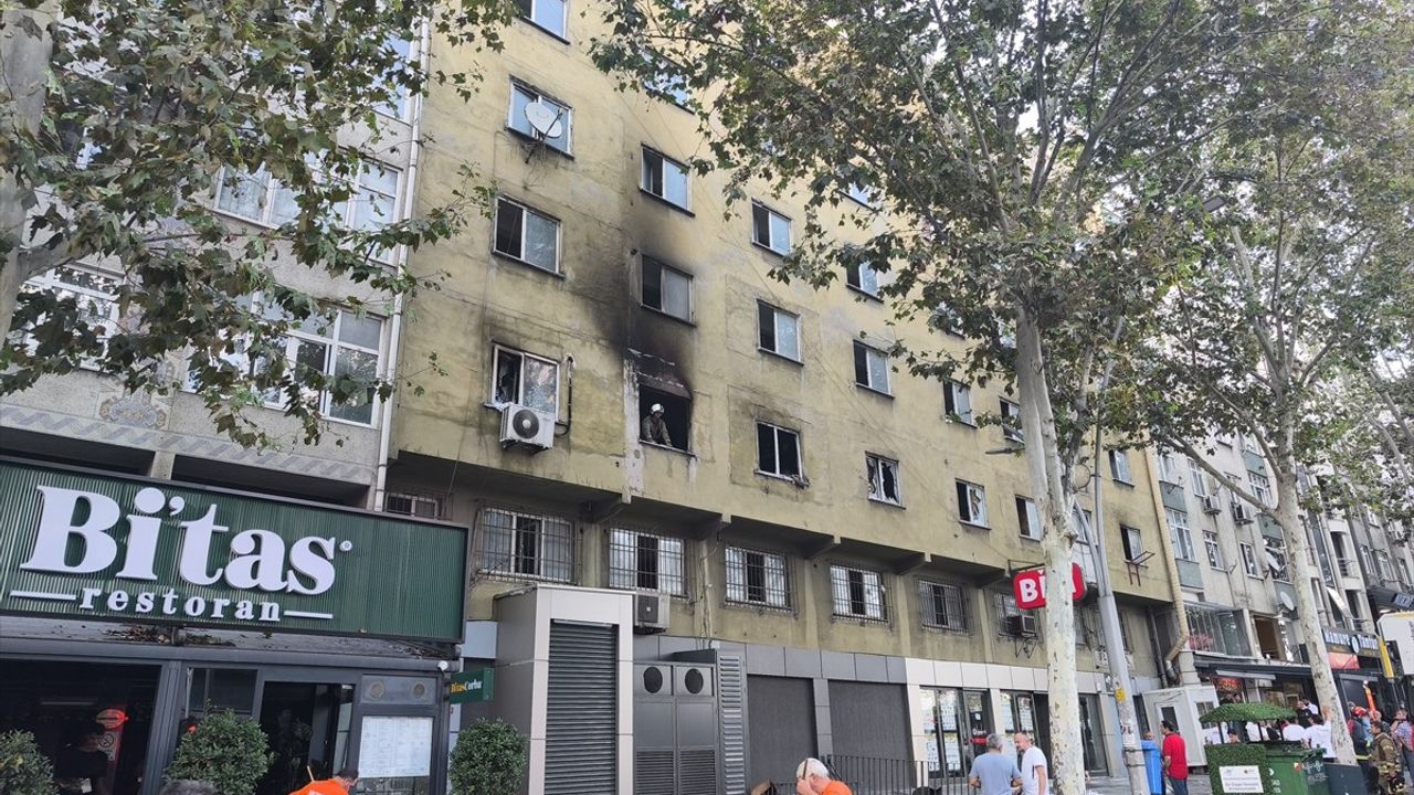 Sultangazi'de İş Merkezinde Yangın Söndürüldü