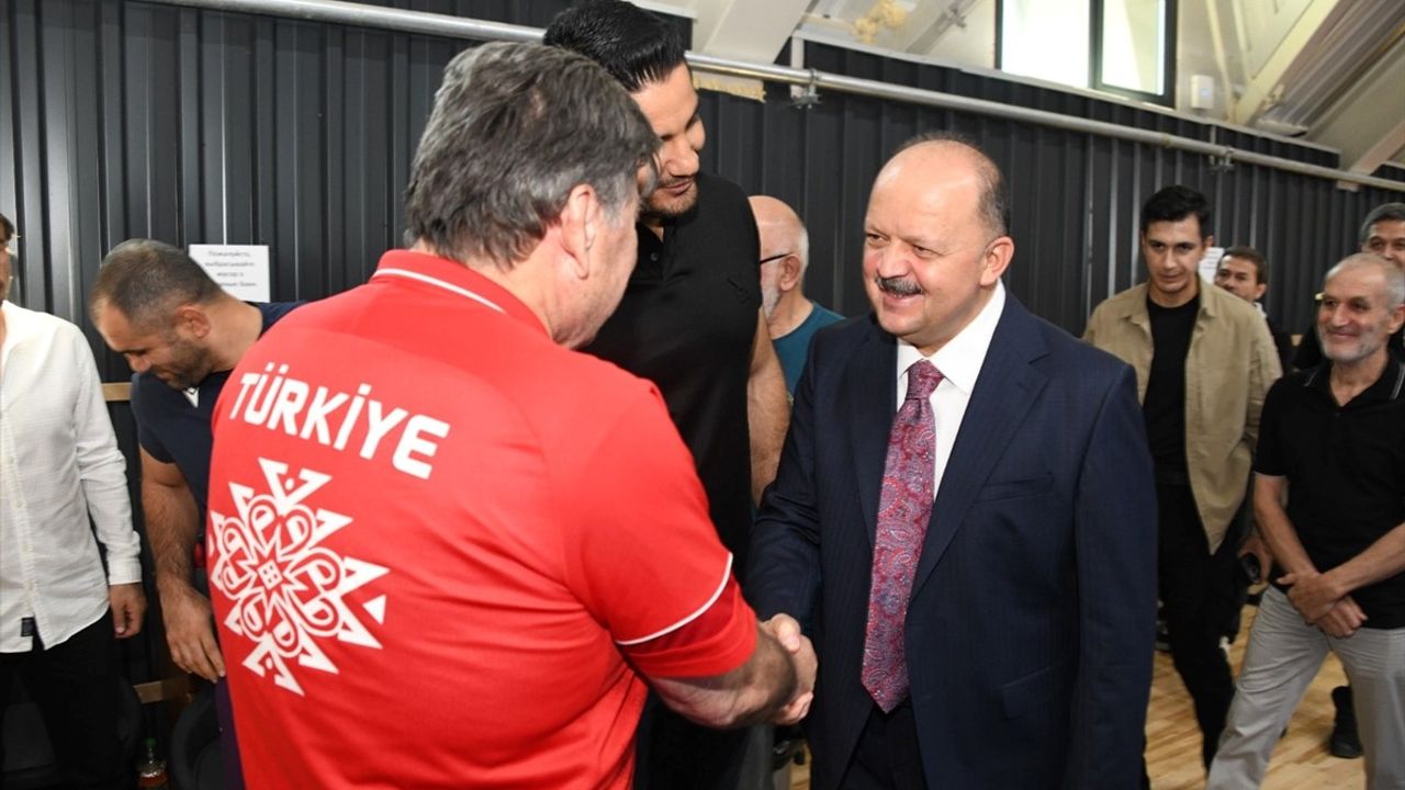 Taha Akgül, Dünya Güreş Şampiyonası İçin Sporcuları Ziyaret Etti