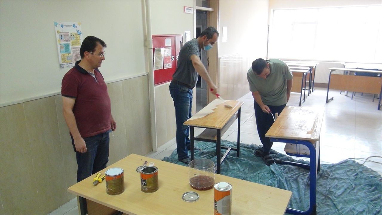 Tatvan'da Eğitim Kalitesi Artıyor: Öğretmenlerin Gönüllü Onarım Faaliyeti