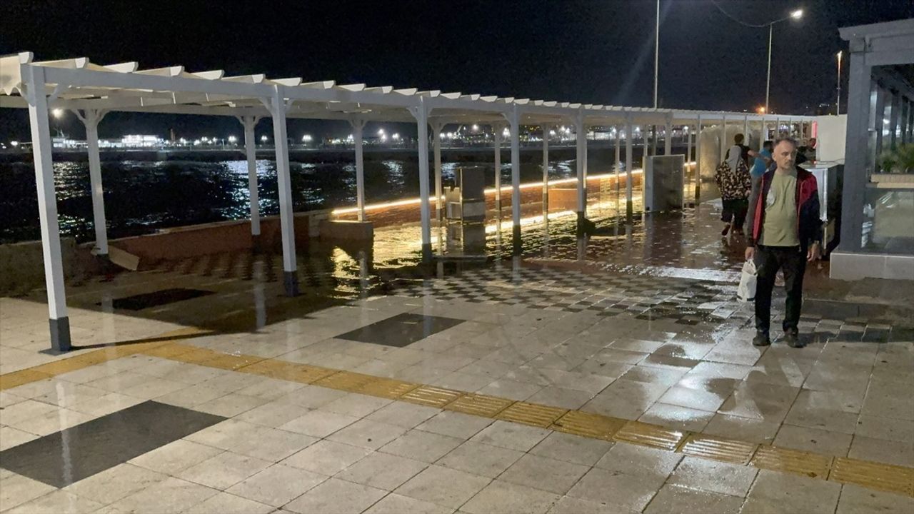 Tekirdağ'da Fırtına Deniz İle Yürüyüş Yolunu Su Altında Bıraktı