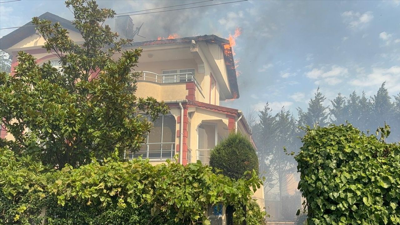 Tekirdağ'da Otluk Alanda Yangın: Villa Kullanılamaz Hale Geldi