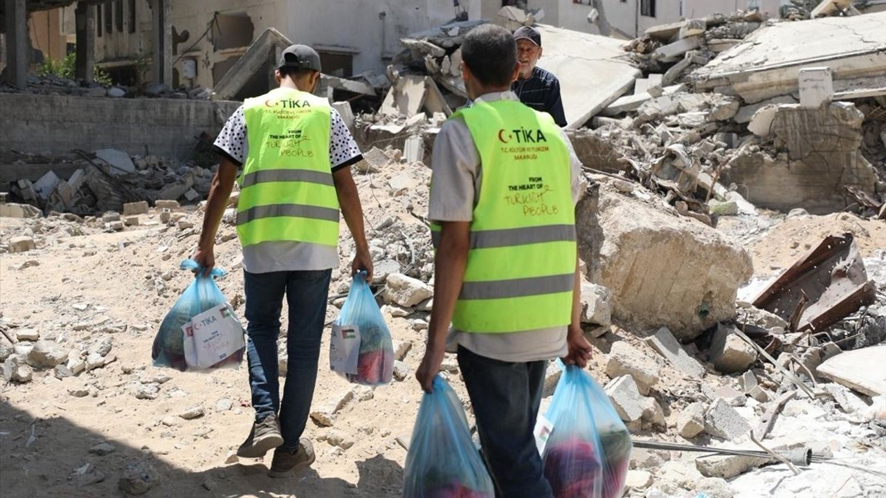 TİKA, Gazze'de Açlıkla Mücadele Edenlere Gıda Yardımı Sağlıyor