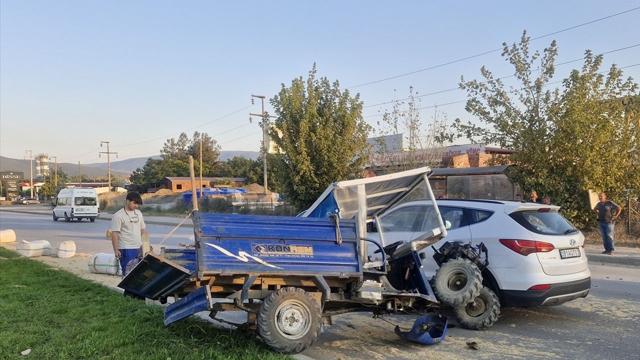 Tokat'ta Tarım Aracı ile Otomobil Çarpıştı