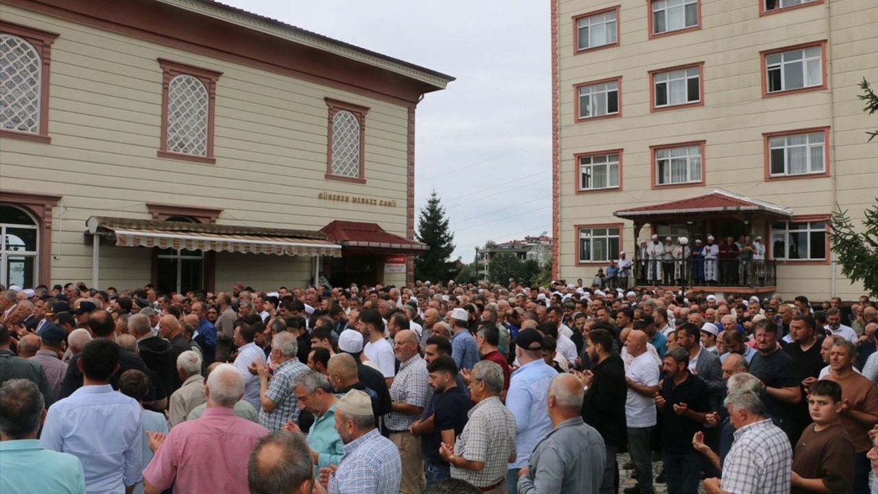 Trabzon'da Boğulan Çocuğun Cenaze Töreni Yapıldı