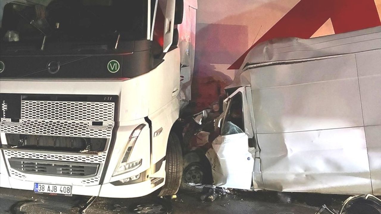 Trafik Kazası: TAG Otoyolu'nda Tır ve Minibüs Çarpıştı