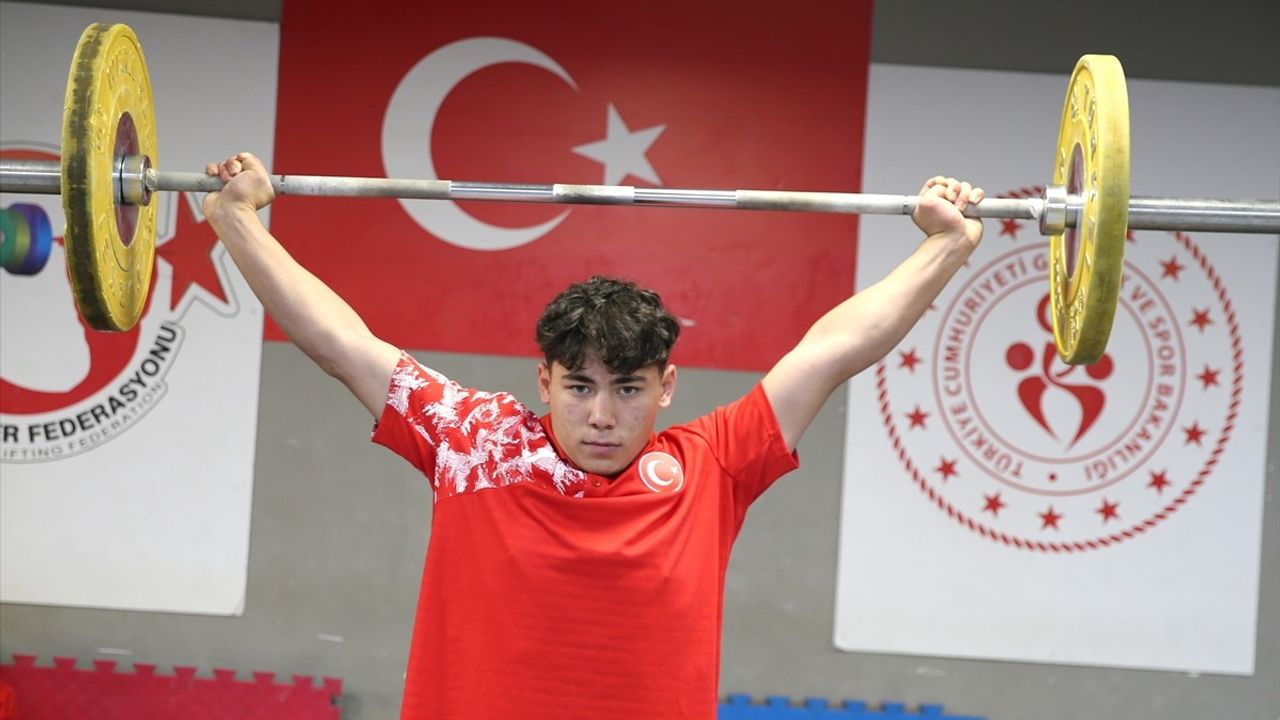 Türkiye'nin Genç Haltercileri Avrupa'da Zirvede