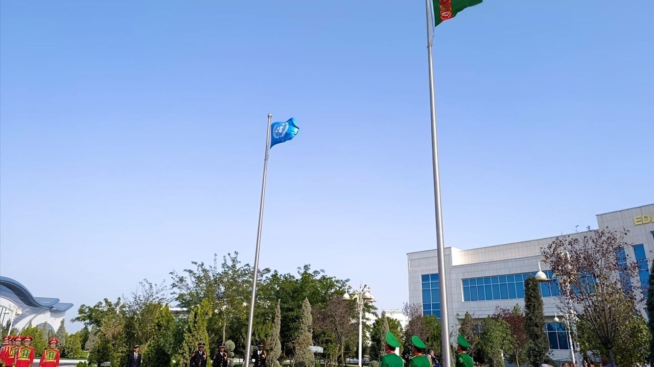 Türkmenistan ve BM Bayrakları Avaza'da Göndere Çekildi