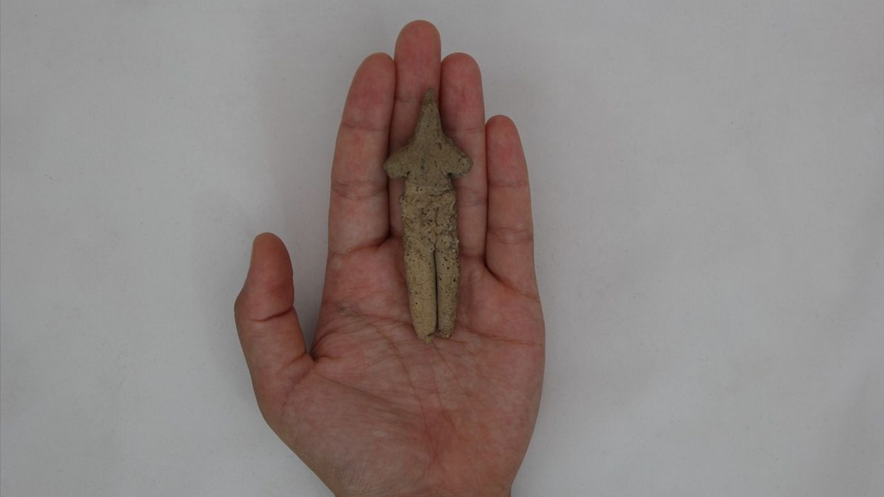 Ulucak Höyüğü'nde 8 Bin Yıllık Kil Figür Bulundu