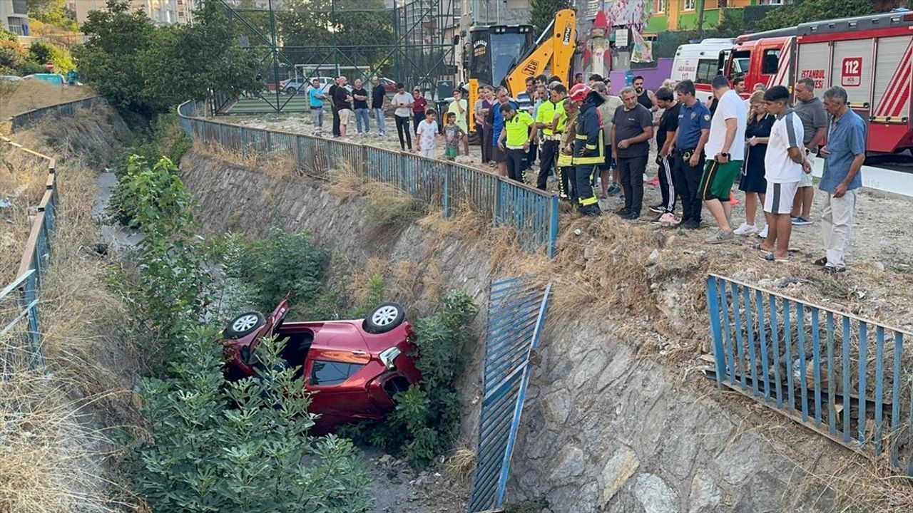 Ümraniye'de Dereye Düşen Otomobilin Sürücüsü Yaralandı