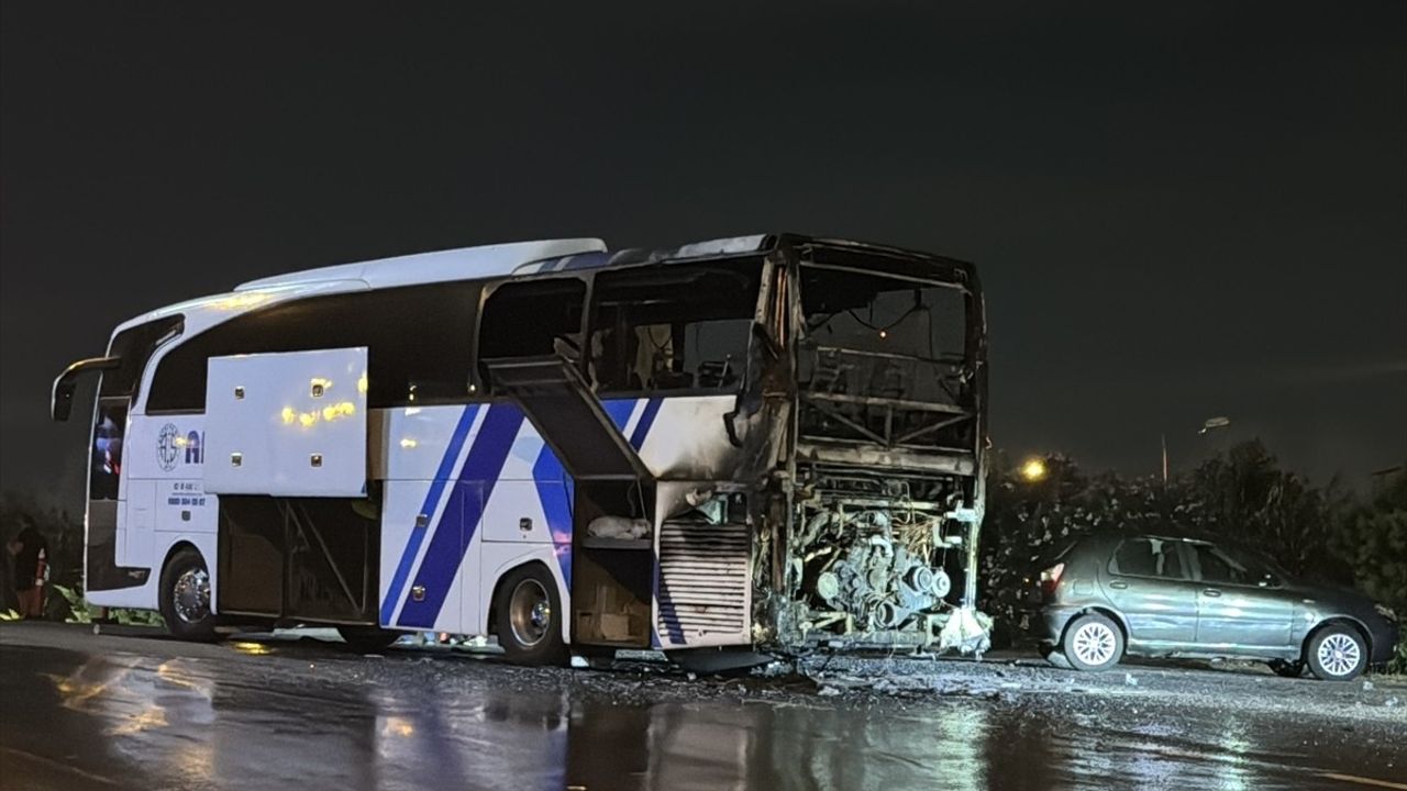 Ümraniye'de Yolcu Otobüsünde Yangın Kontrol Altına Alındı