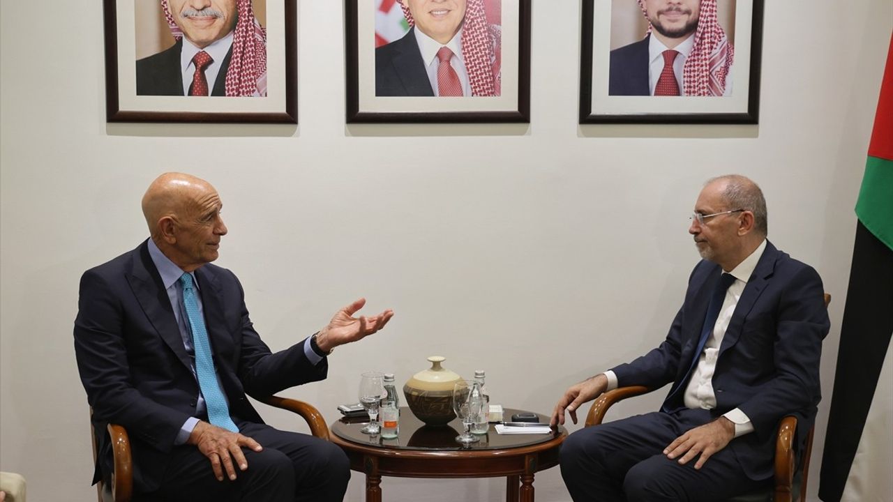 Ürdün ve Suriye Dışişleri Bakanları Üçlü Görüşme Öncesi Bir Araya Geldi