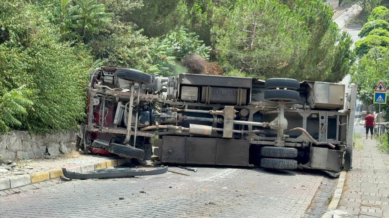 Üsküdar'da Yokuş Aşağı Devrilen Tankerin Sürücüsü Yaralandı