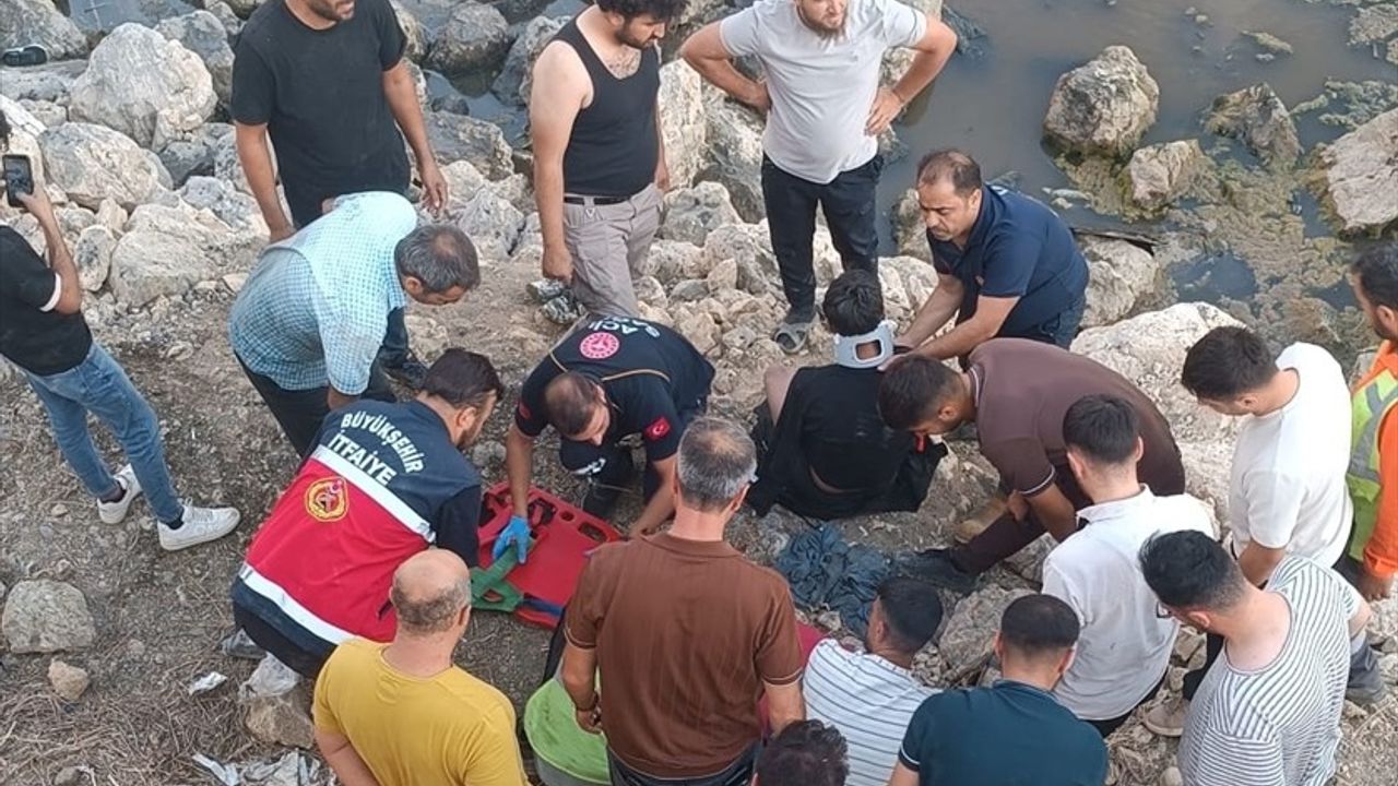 Van'da Erçek Gölü'ne Devrilen Araçta 3 Yaralı