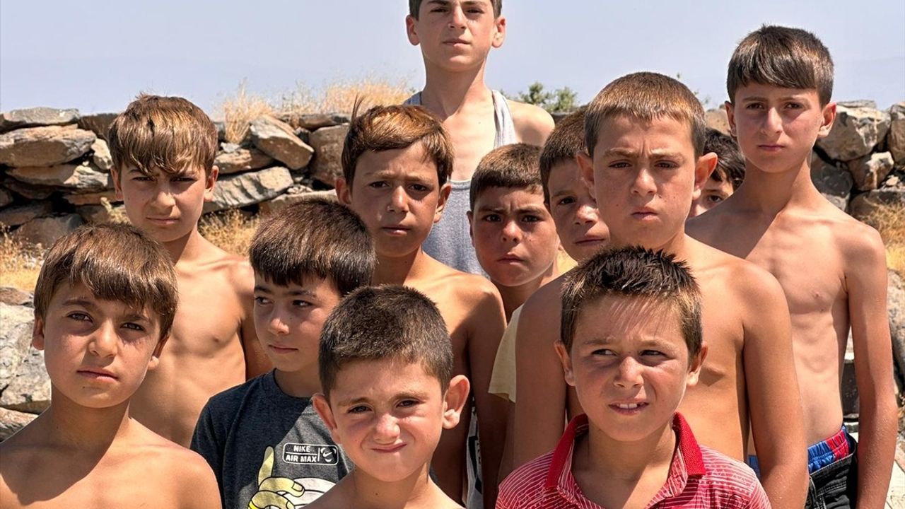 Van Gölü'nde Yüzme Sarı Saçlara Neden Oluyor