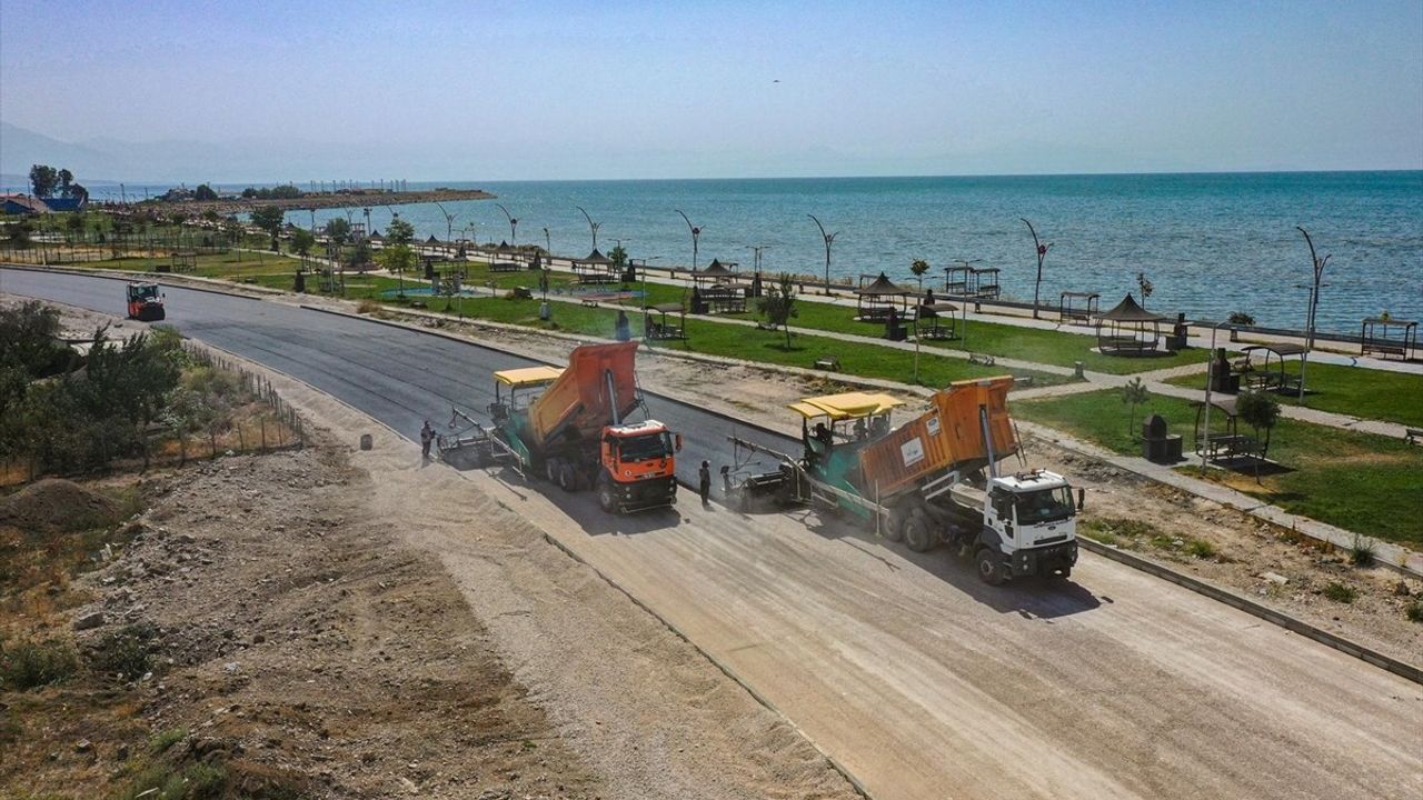 Van Gölü Sahil Yolunda 3. Etap Çalışmaları Devam Ediyor