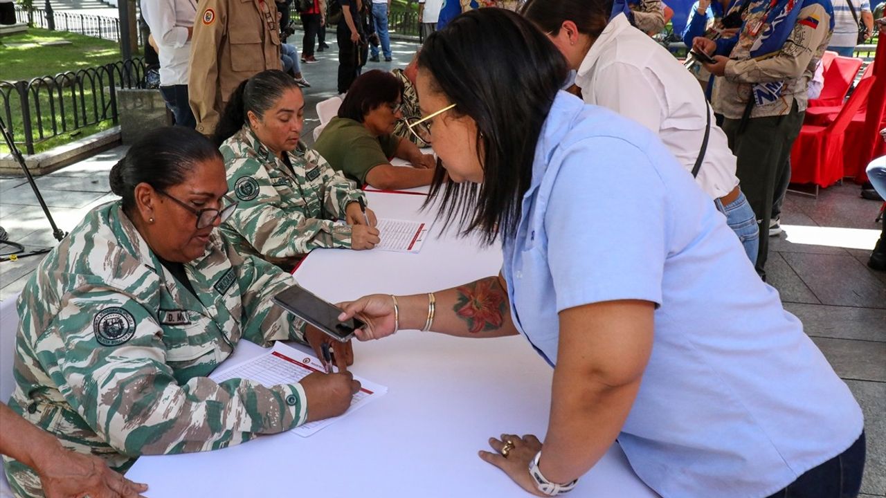 Venezuela'da Maduro'nun Çağrısıyla Milis Gücüne Girişler Arttı