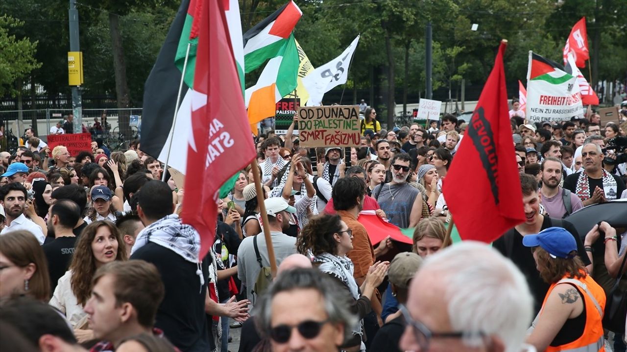 Viyana'da Filistin Destekçileri Soykırımı Protesto Etti