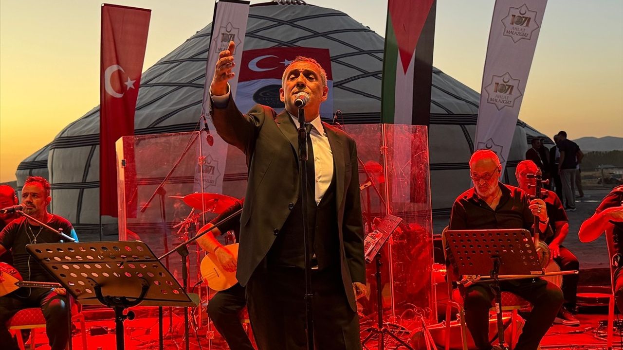 Yavuz Bingöl Malazgirt'te Konser Verdi