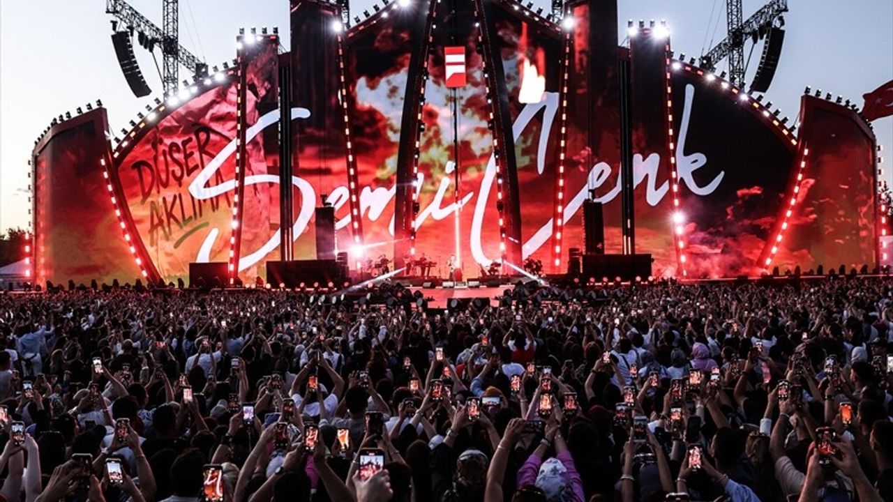 Yıldız Tilbe ve Semicenk, İstanbul Festivali'nde Hayranlarıyla Buluştu