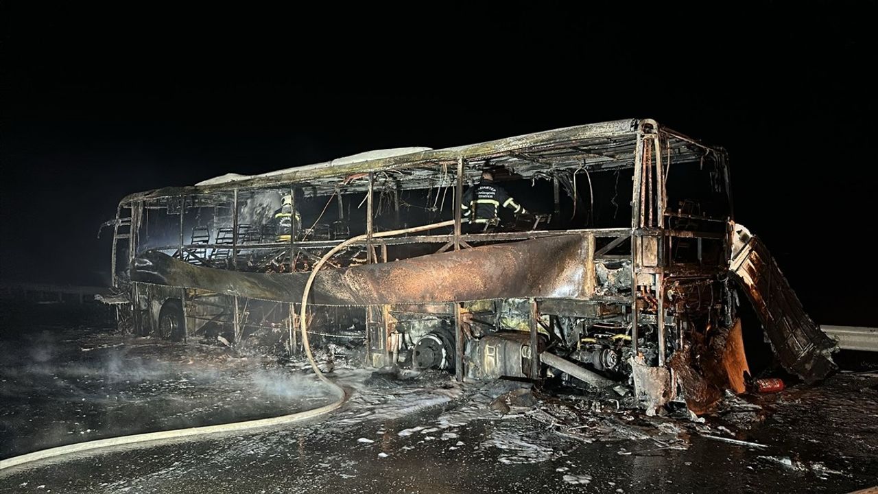Yolcu Otobüsü Tarsus-Adana-Gaziantep Otoyolunda Yandı