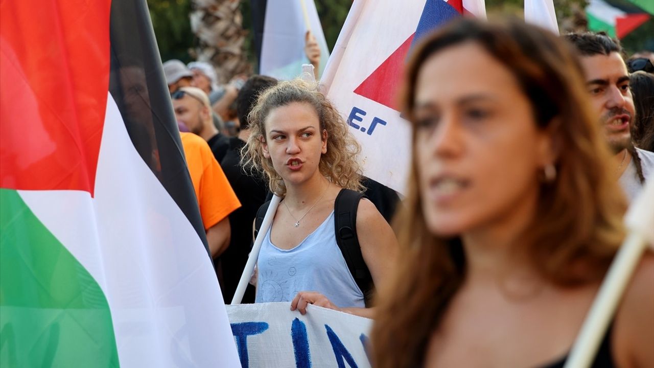 Yunanistan'da Filistin Destekçileri Pire Limanı'nda Protesto Düzenledi