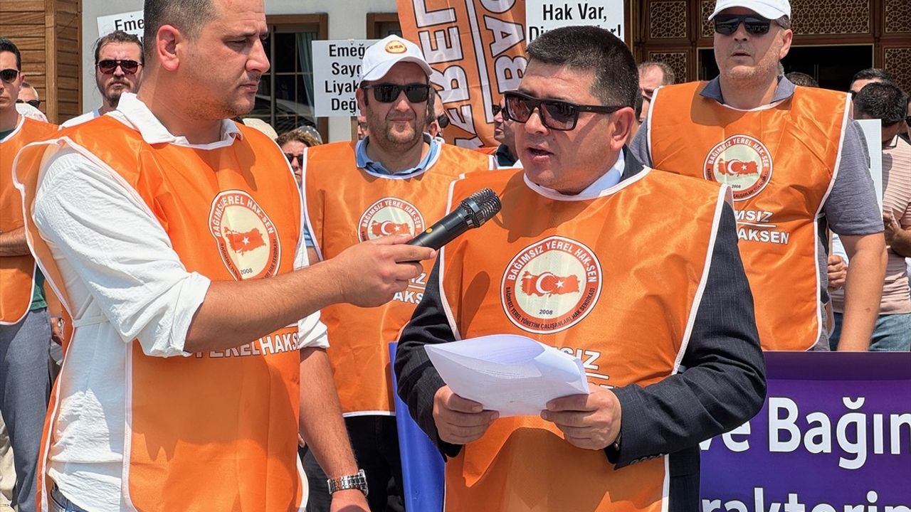 Yunusemre Belediyesi'nde Memurlar Eylem Düzenledi