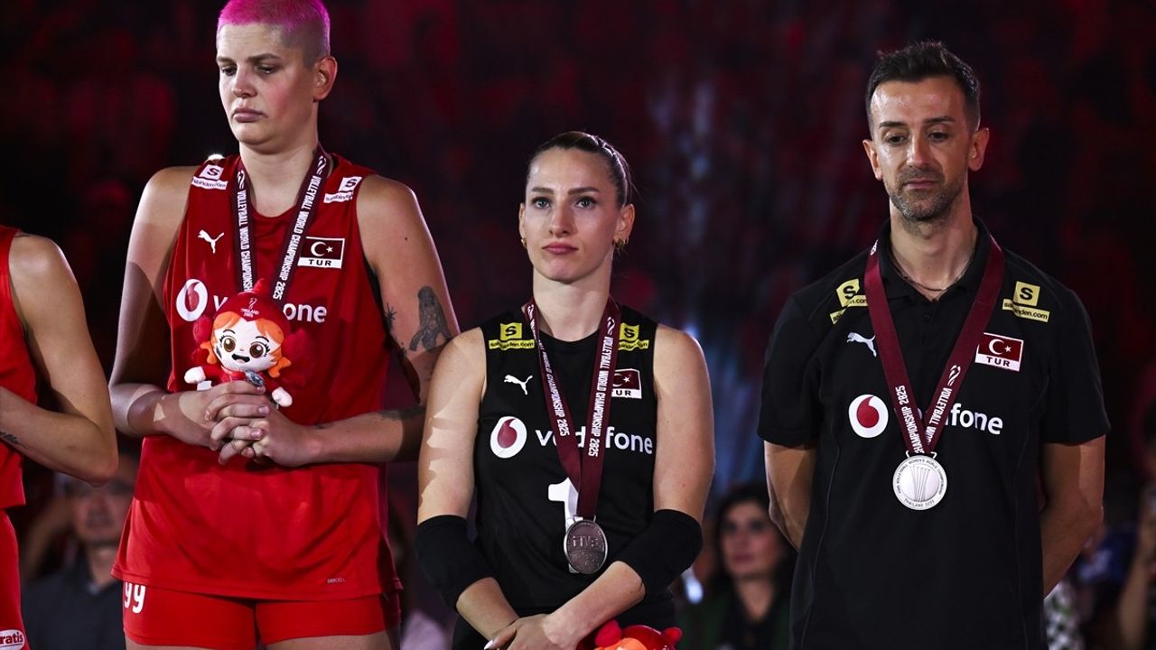 A Milli Kadın Voleybol Takımı Tarih Yazdı: Gümüş Madalya ile Döndü