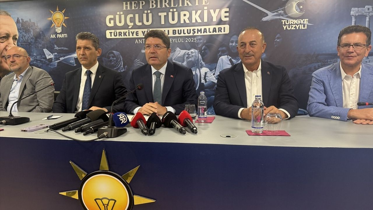 Adalet Bakanı Tunç, Antalya'da AK Partililerle Buluştu