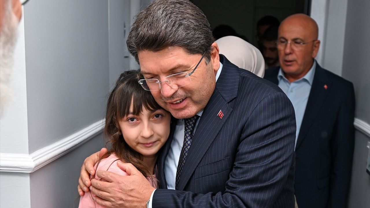 Adalet Bakanı Yılmaz Tunç, Şehit Astsubay Deniz Göçkün'ün Ailesini Ziyaret Etti