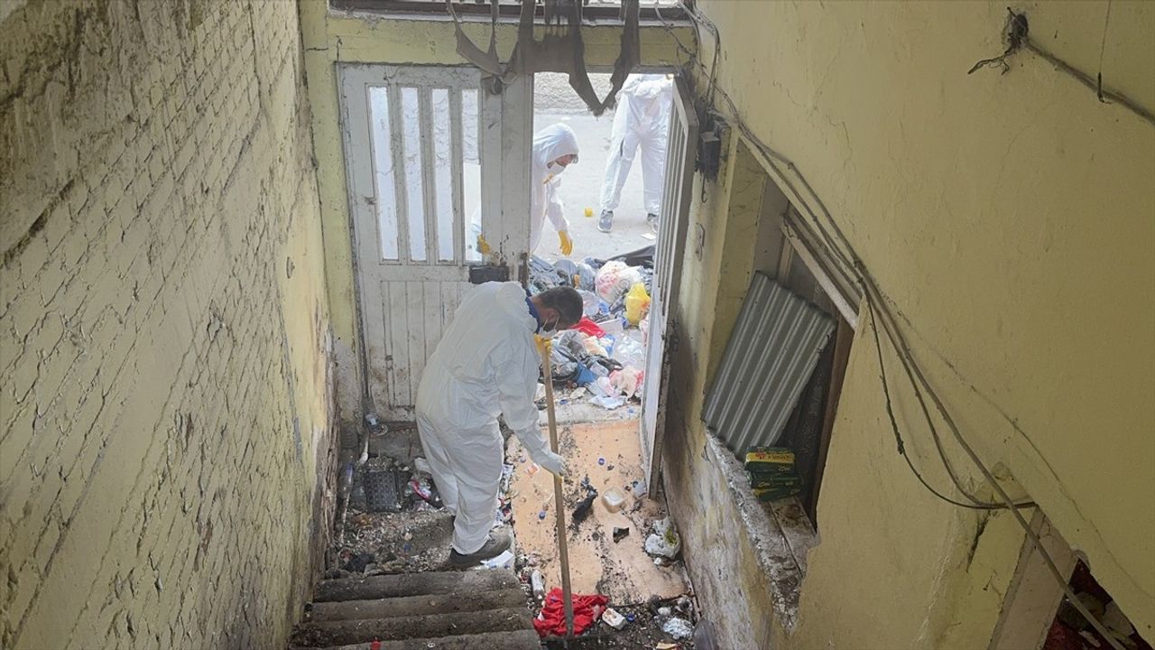 Adana'da Atık Biriktiren Evin Temizliği: İki Traktör Çöp Toplandı