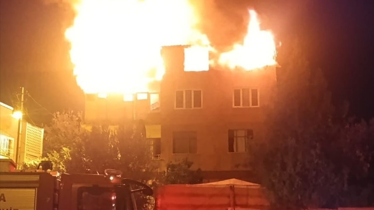 Adana'da Çıkan Yangın Evini Kullanılamaz Hale Getirdi