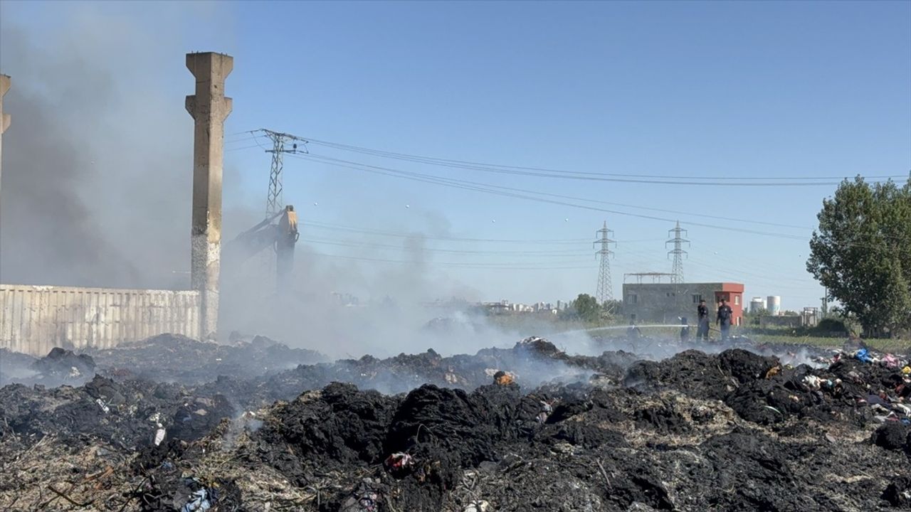 Adana'da Geri Dönüşüm Fabrikasındaki Yangında Soğutma Çalışmaları Devam Ediyor