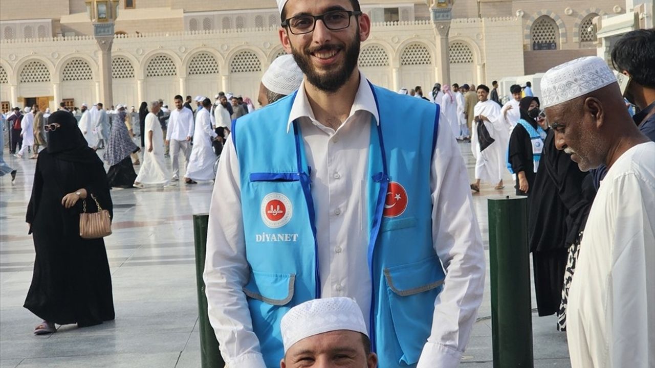 Adana'da İmam, Down Sendromlu Genç İçin Umre Hayalini Gerçekleştirdi