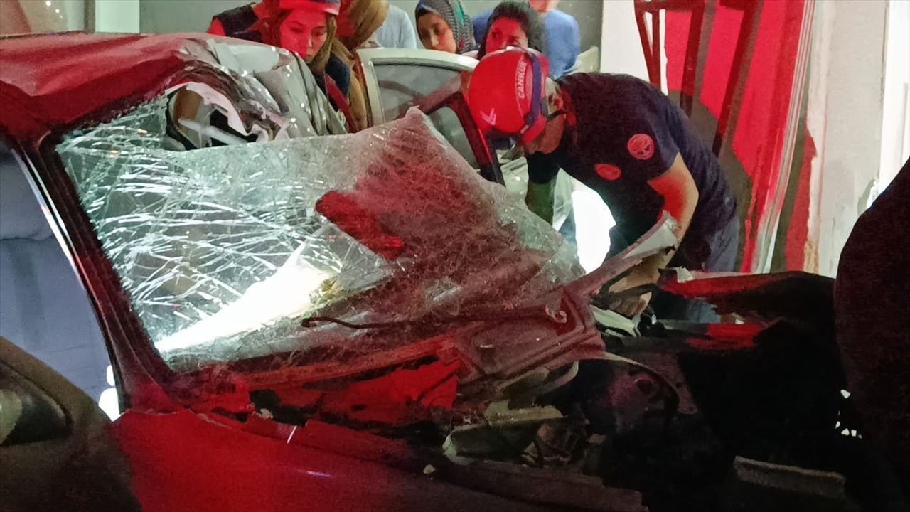 Adana'da Mobilya Mağazasına Giren Araçta Sürücü Yaralandı
