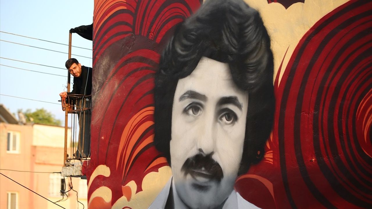 Adana'da Müslüm Gürses ve Ferdi Tayfur'un Portreleri Duvarları Süsledi